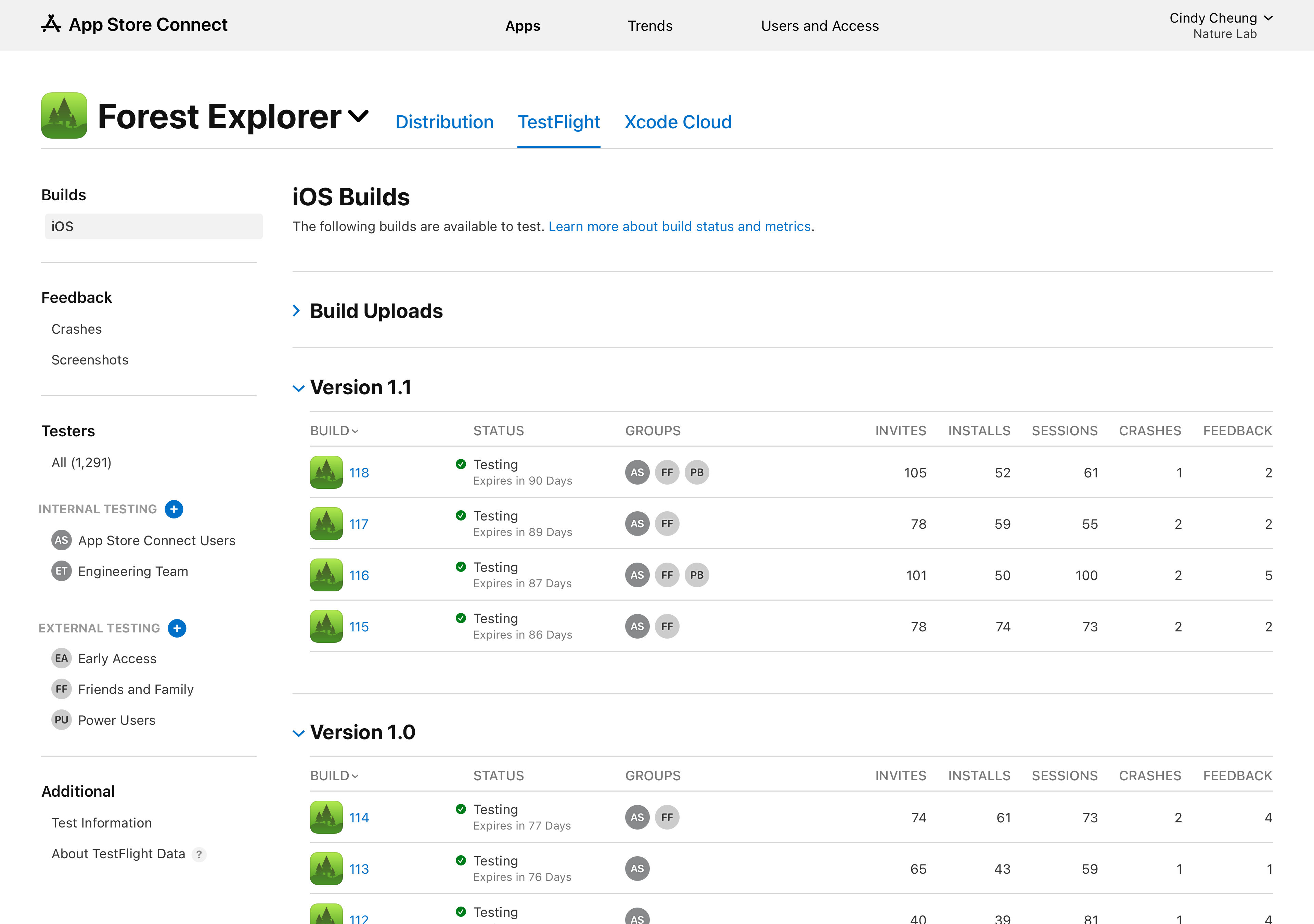 截屏显示了“TestFlight”标签页,列出了版本 1.0 下的构建版本。每个构建版本的图标和构建版本字符串均可点按。